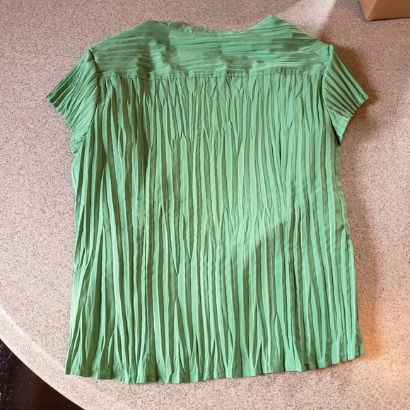 Green plisse top - Picture 2 of 3